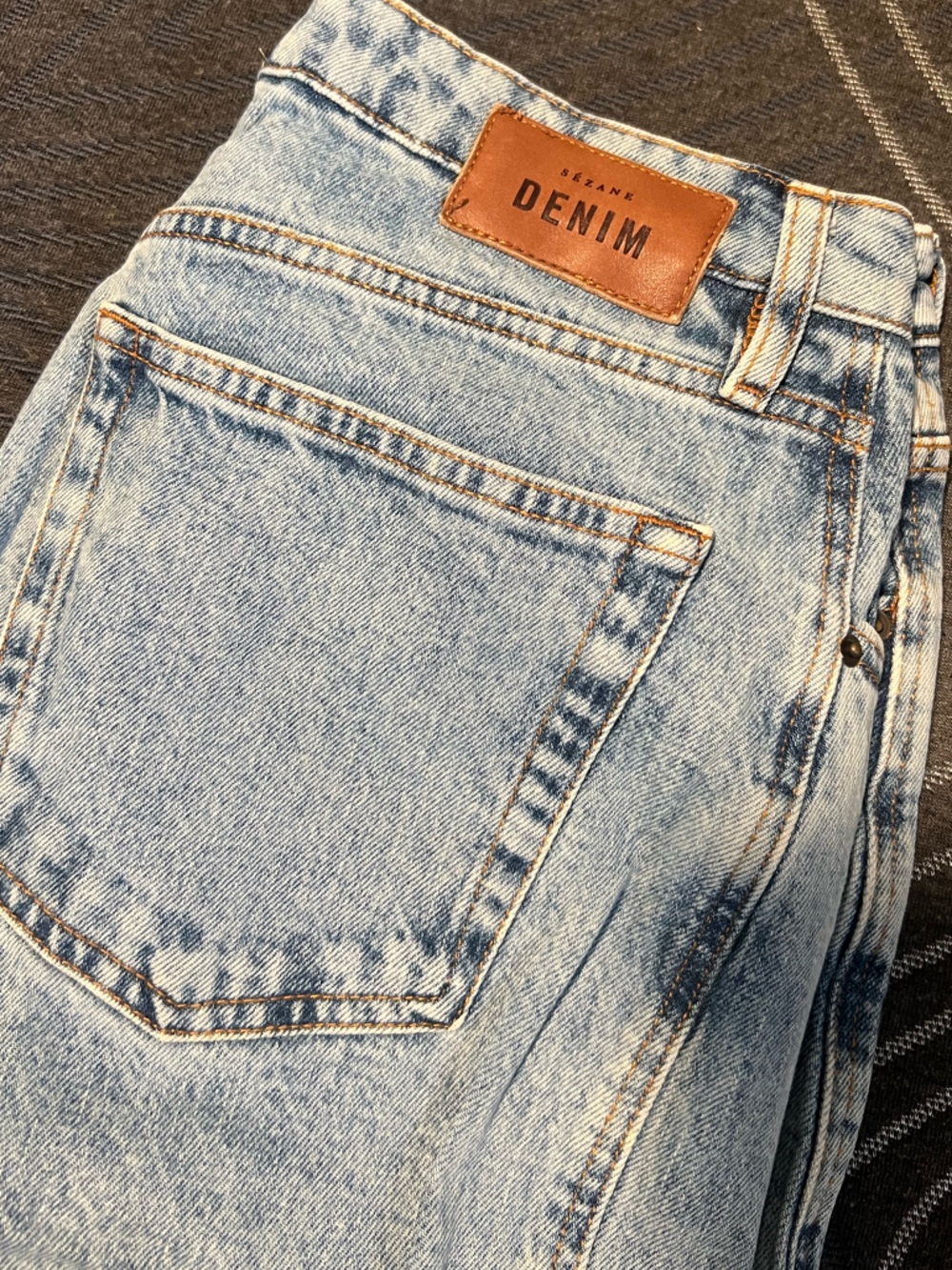 Sezane Brut Sexy Denim in Bleach color - Picture 6 of 6